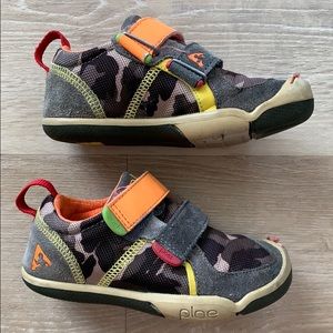 Plae Raven Camo shoes -  size 9 (toddler)